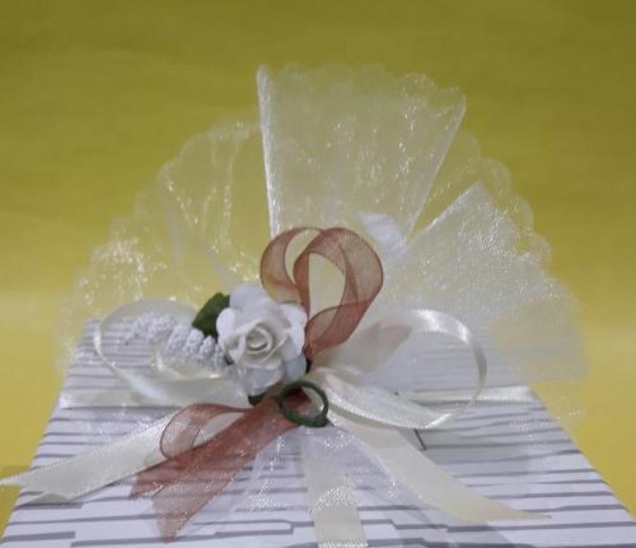 Sacchetto tulle bianco con calla - BOMBONIERE PETRUMILLA - SACCHETTI -   - Vendita online bomboniere, regali e oggettistica per  la casa