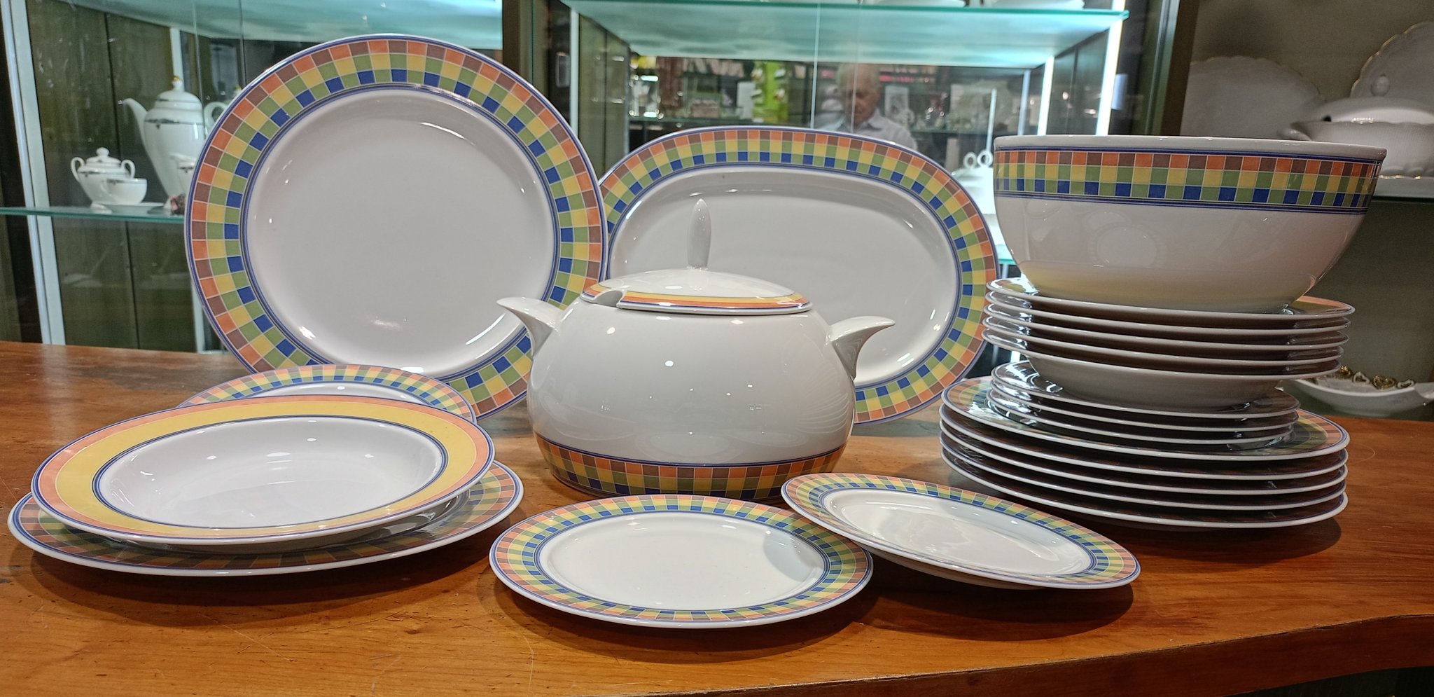 Servizio piatti tavola Ambition con decoro sottosmalto